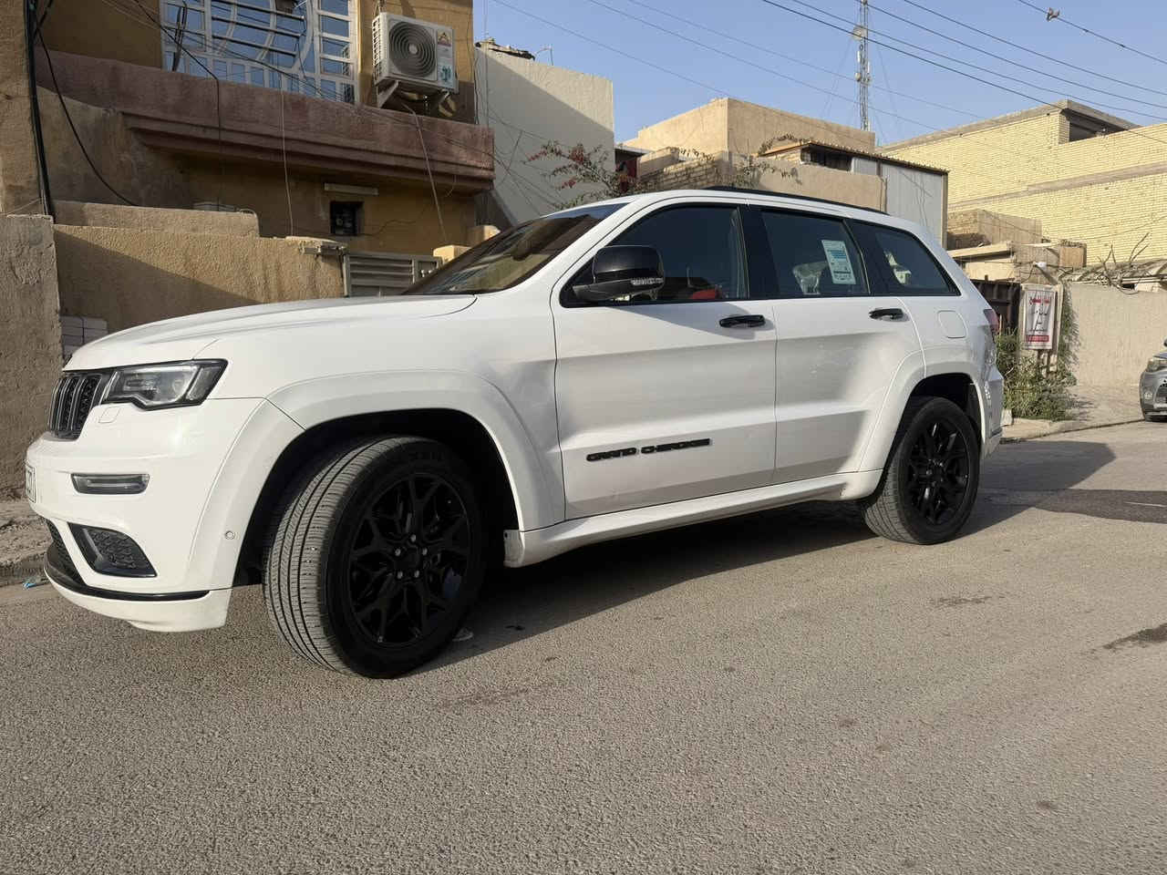 السلام عليكم جيب كراند شيروكي S 2021 وكالة هارلم صار بيها طخة بلجاملغ ونصبغ بدون اي دواخل  والبنيد جزء منه صبغ توحيد لون وبيها شخوط بسيطة بلدعامية الخلفية موضح بلصور 
السونار مرفق مع الصور 
 مواصفات S معروفة فول 1/1 ام الرادار 
ماشية السيارة 75،000Km 
رقمها بغداد بأسمي

السعر 33،000$

***********
