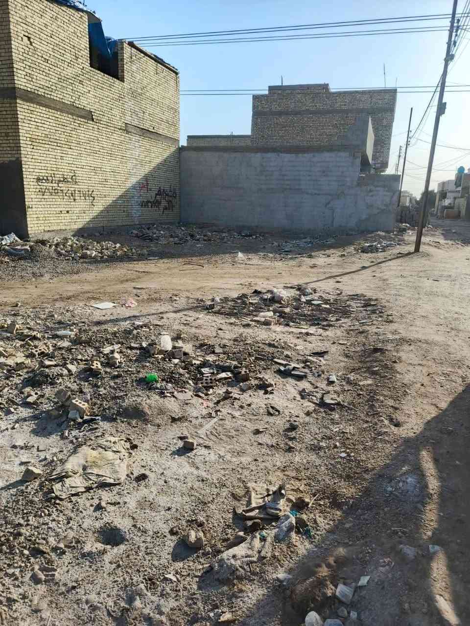 سلام عليكم قطعه ارض للبيع 100 متر مربعه  قرب اسيطرة سبع قصور بالشارع رايح على الحميديه سعر  20 

***********
