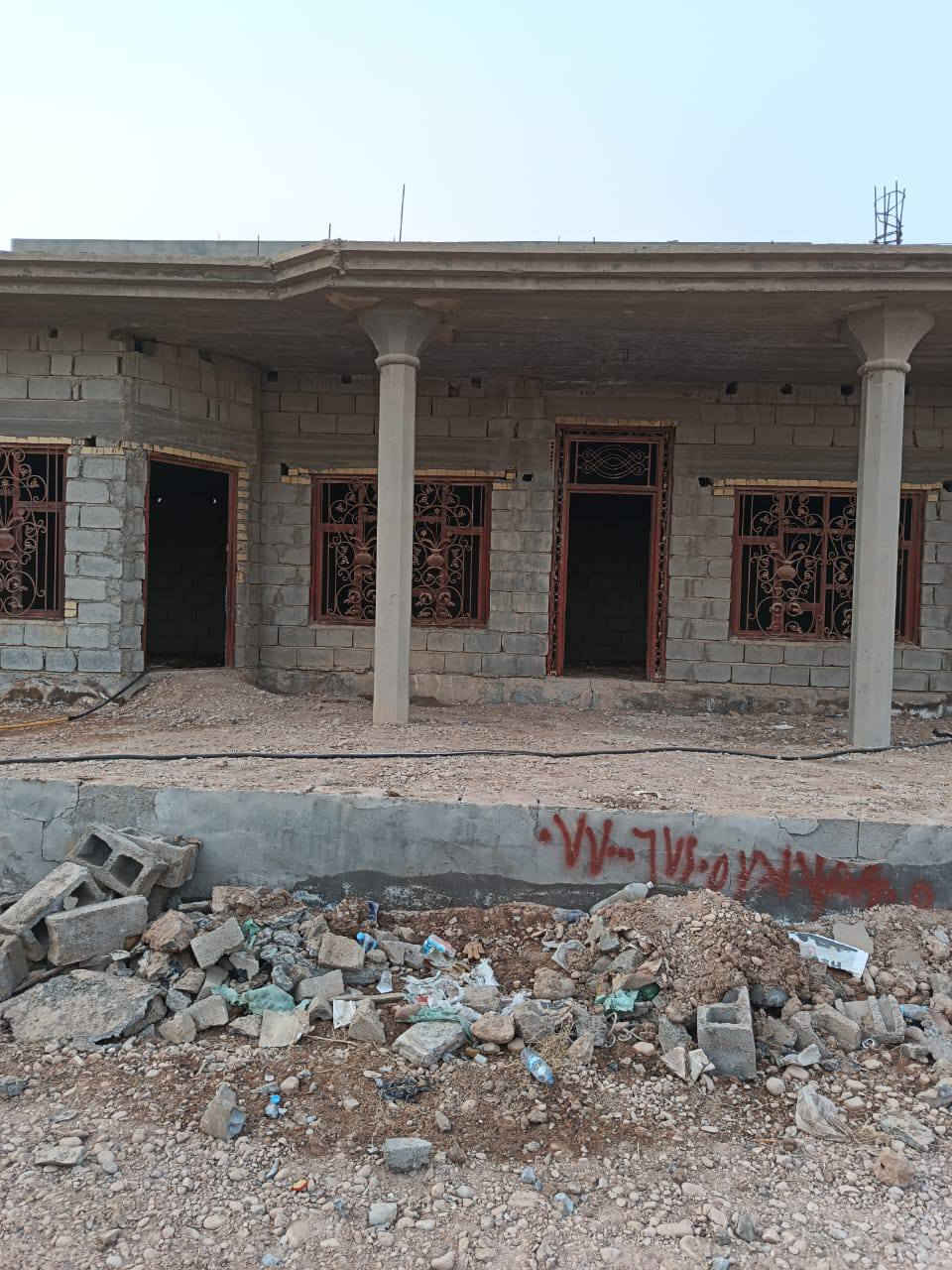 مشتملات تلاثه هياكل للبيع الموقع ضباط برشته حي العسكري ركن المساحة 300واقع حال 400 للاستفسار الاتصال على ***********
