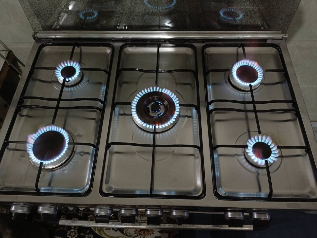 طباخ فريش مصري ستيل حجم كبير ٩٠×٦٠ اخو الجديد كله شغال والفرن شغال (الفرن يشتغل مزدوج او منفرد حسب الرغبه)
بغداد الشعله *********** بيه واتساب 
السعر النهائي ٢٠٠ الف قفل واكو توصيل باجره
