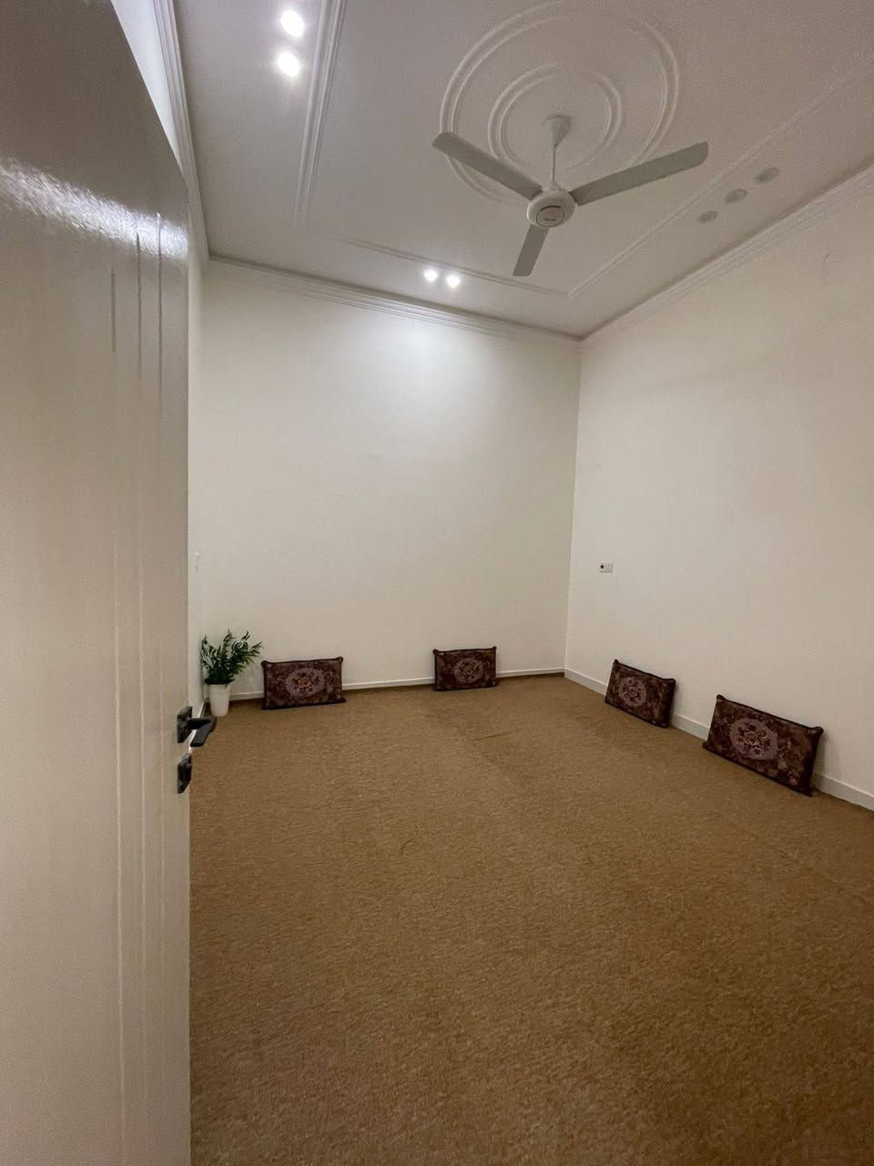 واسعد الله اوقاتكم بكل خير احبتي 
***********

يتوفر دارين سكن كل دار طابقين للبيع 
نفس المساحه ونفس الترتيب ونفس السعر 
واحد ركن والثاني بصف الركن
مع الاثاث بلكامل 
#البناء طابوگ والارضيه رفت الشغل درجه اولى واشراف هندسي وبخراطه مميزه 

#مساحة كل بيت 100 متر مربع 
على شارع تبليط

نوع العقار طابو زراعي عراقي 
سند ٢٥ ول مالك عراقي تتكاتب ويا ابوالطابو مباشرتا

يتكون الطابق الاول من غرف نوم عدد 1
استقبال 
صاله
مطبخ 
 مجمع صحيات داخليه وخارجيه 

الطابق الثاني يحتوي على 
غرف منام 2
صاله 
صحيات
سطح 
البيت كامل من جميع الملحقاته 
بناء جديد 2025

العنوان البصرة قضاء ابي الخصيب قرب سوق ابي الخصيب الرأيسي 

السعر 160 وبي مجال
فارق جاهز للسكن 
للاستفسار لاتصال ***********
