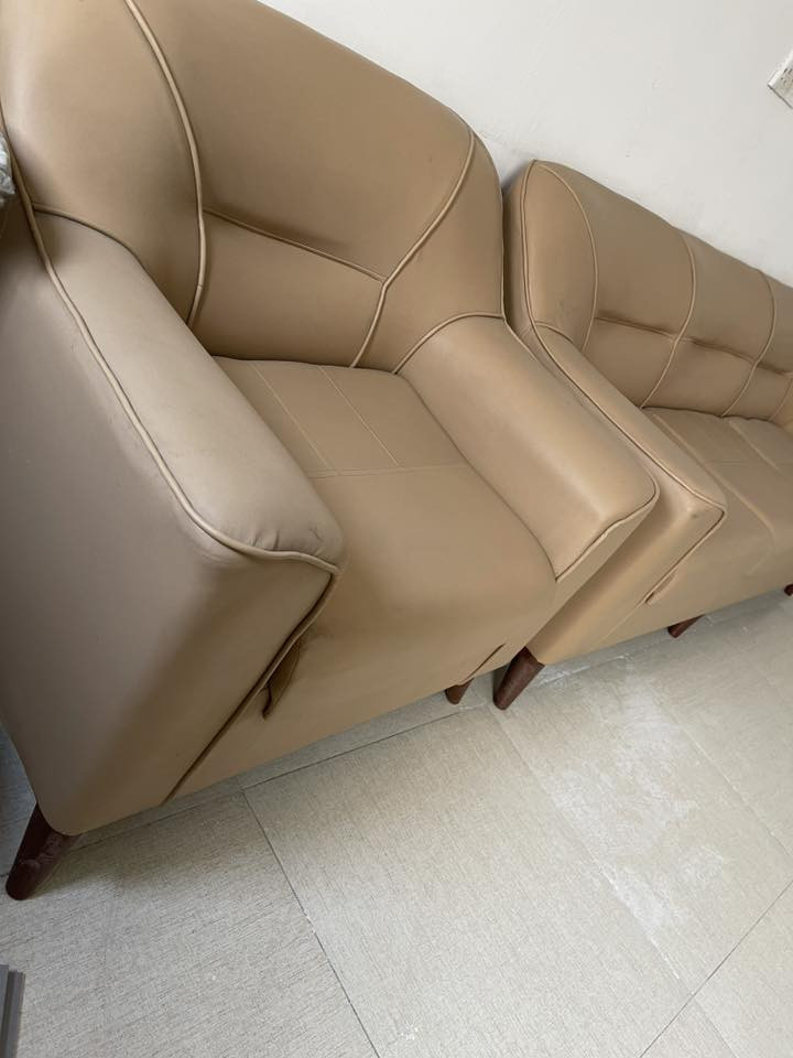 سلام عليكم تخم جديد غير مستخدم جلد لون كريمي تخم كلش مرتب للتواصل *********** موجود واتس ورصيد وماسنجر
