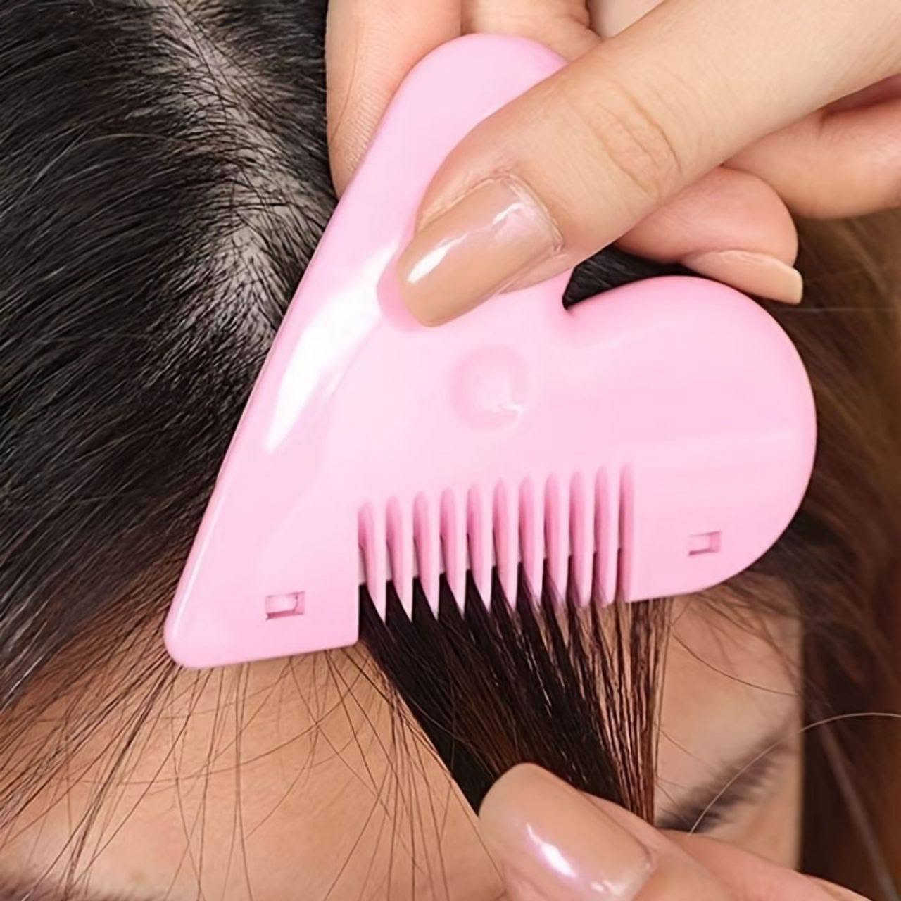 ✨ مشط وشفرة لقص وتخفيف الشعر بتصميم يدوي مميز على شكل قلب Hair cutting comb

✅ الاستخدامات الأساسية:-
العناية الشخصية وتشذيب المناطق الحساسة: يُستخدم لترتيب وتقصير الشعر في منطقة البيكيني والمناطق الحساسة بأمان وسهولة.

قص غُرّة الشعر (القذلة): أداة ممتازة لقص وترتيب غُرّة شعر النساء والفتيات في المنزل بشكل متساوٍ.
تخفيف الشعر وإزالة الأطراف المتقصفة: يتميز بوجود شفرة داخلية مزدوجة تساعد على تخفيف كثافة الشعر الكثيف والتخلص من التقصف دون الحاجة لزيارة صالونات التجميل.
قص شعر الأطفال: تصميمه الآمن يجعل منه خياراً مناسباً لقص شعر الأطفال والرضع دون الخوف من جرح بشرتهم. 

#shopping
#fashion
#fyp
#توصيل_العراق
#اكسبلورexplore


**إذا كنت صاحب هذا الإعلان وتريد حذفه لأي سبب، رجاءا أرسل رسالة إلى الدعم الفني**