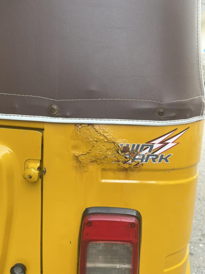 سلام عليكم شباب تكتك موديل 21 شهر11 للبيع رقم وسنويه هزه جديده محرك مفتوح مره وحده فقط بوشه وبستم معمره دوس بيه خياس موضح بلصوره السعر 7600 مكاني بغداد البلديات ***********
