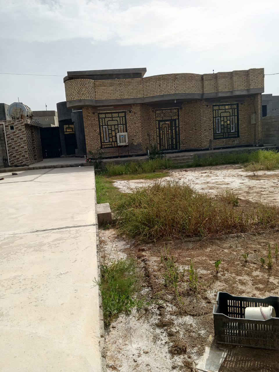 دار للبيع مساحته الكاع 700 مساحة البناء 200 طابو زراعي مكان دار علة حي قدس بناء حديث مدخل شارع الخدمي وية سدة مال مطار جهة اليسرة ثالث فرع سعر 130وبي مجال حك جية ستفسار تصل عل رقم الهاتف ***********
