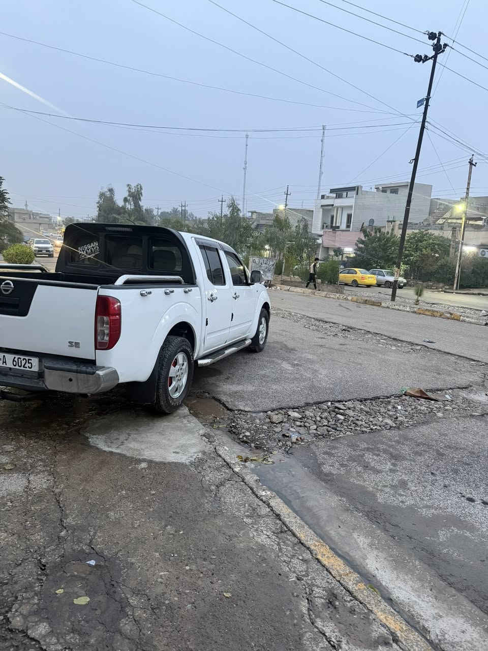 نيفاره للبيع موديل 2009رقم دهوك باسمي كير عادي كلو شرط كير ومحرك مابي أي صبغ بس باب سائق مكان موصل ؟***********السعر 110 وبي مجال
