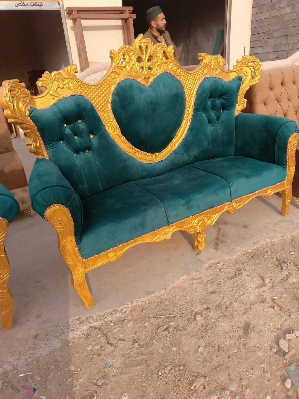 تخم زان مصري للبيع وبسعر مناسب  مع جراجيب باب خشب مع مكتبه صغيره رقم الهاتف ***********
