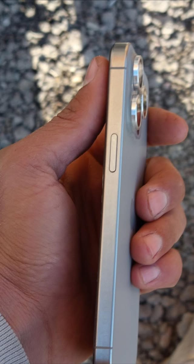 السلام عليكم ايفون 15 برو ماكس 
اللون تيتانيوم 
بطاريه 90 
الذاكره 256
شريحه وحده
كيبل بلادي الأصلي وياه + باكيته الأصلي
جهاز اخو الجديد نضيف جداً 
السعر مليون و 100 بي مجال بسيط 
عنواني البصرة الحيانية رقمي (***********)
