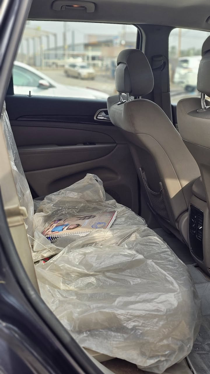 السلام عليكم جيب 2012
6سلندر 3600 
سنويه وهزه جديده باسمي تحويل باي وقت 
السياره بيها باب وجاملغ تبديل وقعطتين رش ابيع صبغ حزام كفاله شاصي ولغد واي ضرر قوي
السياره جاهزه كير ومحرك وتبريد وحداديه وتاير سستم صوت 
مواصفات عاديه كامره شاشه 
مكاني كوت وبغداد 
السعر 150 ومجالها بسيط 
***********
