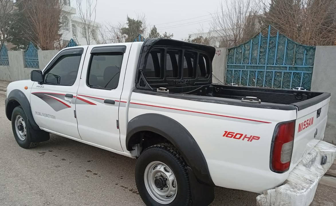 نیسان  ٢٠٠٥ کامل کراوە بە ٢٠١٤ پەلە پەلە بۆیاخی هەیە رەقەم جنوبە  سەنەوی رەقەم تازەیە بەشەرت دەبل ئەکسل   هەموو گیانی بەشەرت ***********
