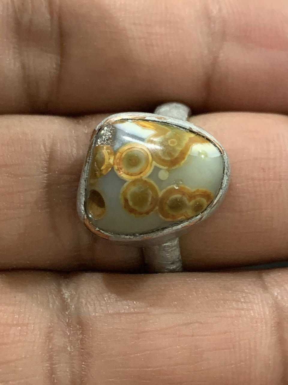 السلام عليكم خاتم سليماني مصور نحلات متباوسات حجره كامله معطف رصاصي اخذته من العتبه من الهديا صياغه نحاس واني صبغته فضي بس يرادله صياغه فضه روحانيه كلش حلوه بي الله يشهد س75وبي مجال المكان بغداد الزعفرانيه الاتصال ***********
