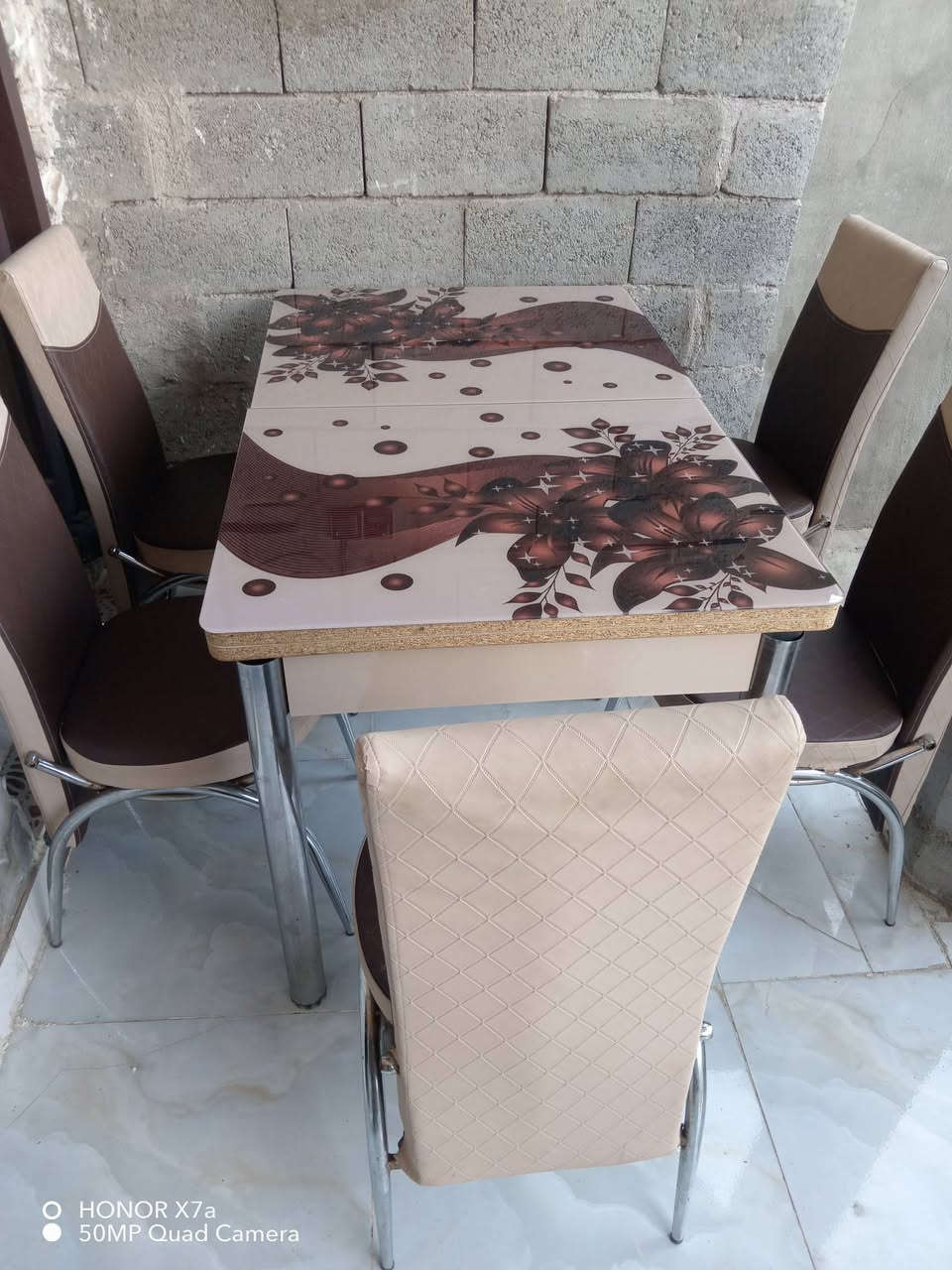 السلام عليكم ميز طعام للبيع نضيف اسلايت معه خمس كراسي سعر /٦٥ / الف عنوان كركوك حي العروبه رقم الهاتف *********** واتساب
