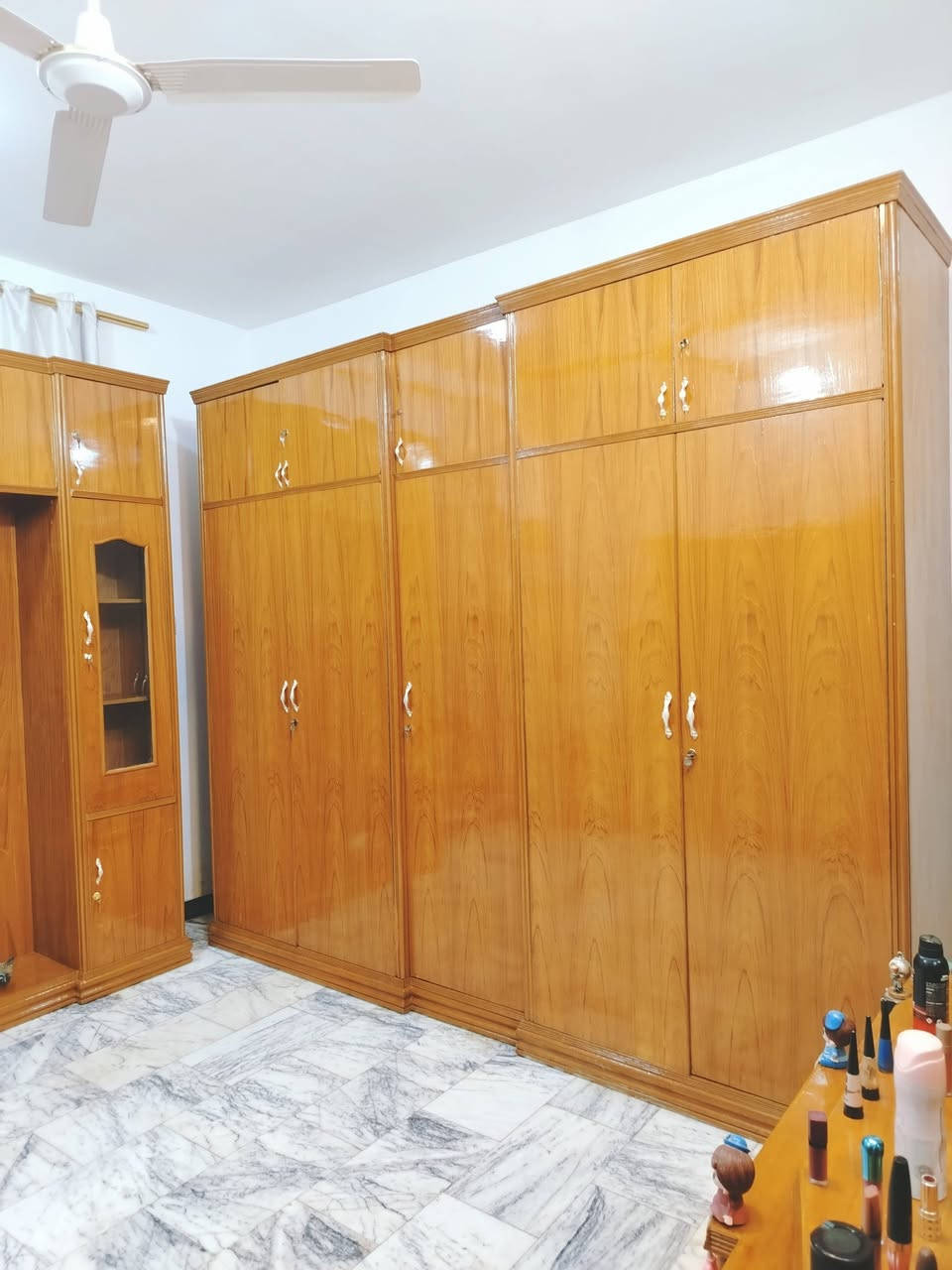 غرفة نوم تسكام صاج داخل وخارج شغل ثقيل استعمال قليل مابيها اي ضرر اخت الجديد مكفوله كفاله عامه من الشخط والضرر الواقع احله من الصور العنوان حلة حي الجزائر ***********.   ***********
