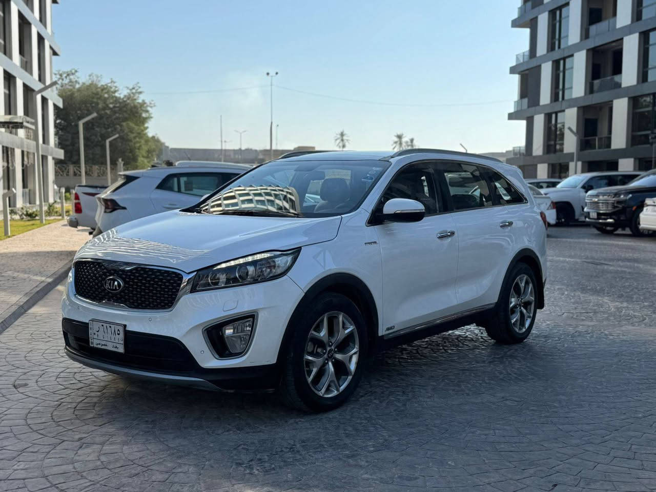 السلام عليكم
سورنتو لون  ابيض خليجي فول مواصفات. رقم بغداد باسمي تحويل ثاني يوم  رقم انگليزي جديد
مواصفات، 
بانوراما 
شاشة 
حساسات امامية 
حساسات خلفية 
كامرة
زراگ لايت 
ترحيب 
مكينة 6سلندر 
فور ويل 
تشغيل بصمة 
ابواب بصمة 
جنطة كهربائي 
فور ويل 
3قطع تبريد 
7راكب 
كشنات جلد بلاد 
گيجات زئبقي 
*********** متواجد واتساب
السيارة جديدة بمعنى الكلمة ودينار متصرف عليه مكينة وكير بشرط  ممخلين سبانة عليهن السيارة كفالة عامة عدا هاي الطخة بخشم البنيد مكان السيارة ديالى خان بني سعد سعره221واقة
