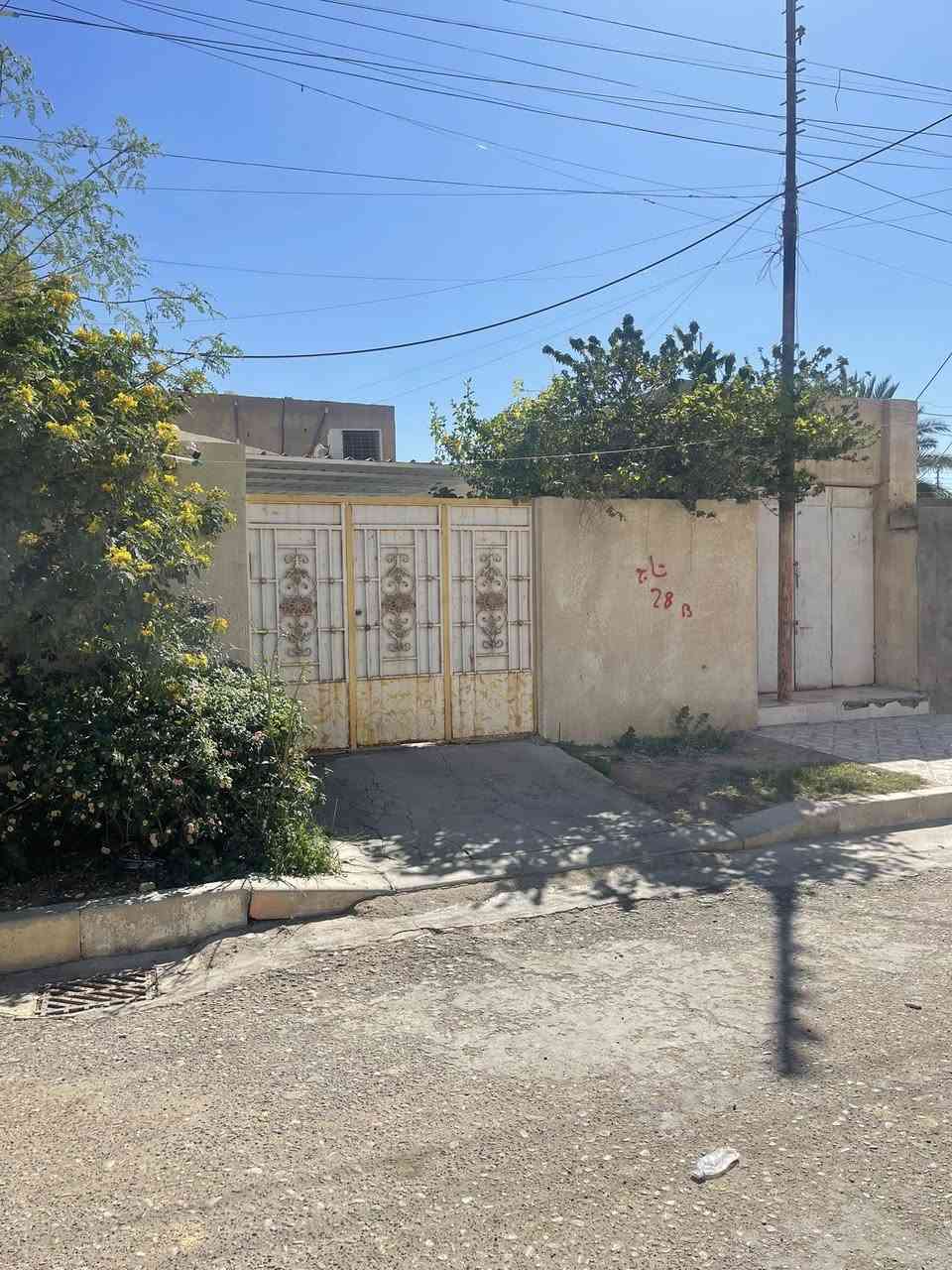 السلام عليكم
دار للبيع السكر الغريبه قريب على الشارع العام مساحة 160 متر البيت يحتوي على استقبال وصاله وغرفة ومطبخ وصحيات داخليه وخارجيه. ... للاستفسار     ***********
