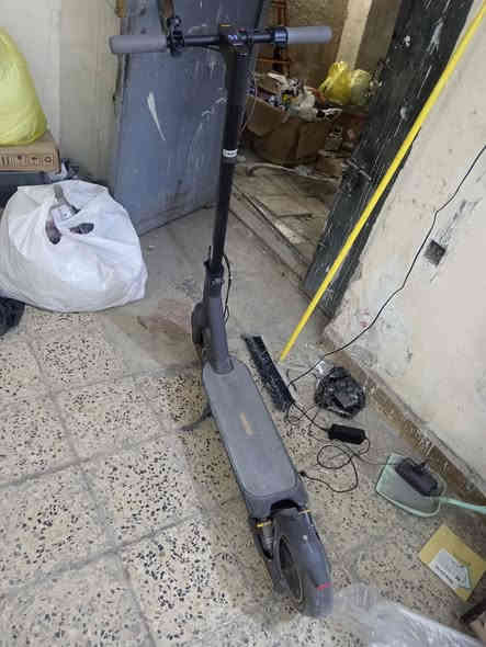 المحرك: ‎450 واط ‎(قدرة الذروة ≈ 600–700 واط)  ￼
• السرعة القصوى (مقيدة): ‎25 كم/س. وقد ‎تصل تقريباً إلى ‎30-32 كم/س إذا تم “فتح القيد” (حسب بعض المصادر)  ￼
 • مدى السير (بطارية مشحونة بالكامل): حتى ‎65 كم في الشحنة الواحدة.  ￼
 • الوزن الصافي للسكوتر: ‎24.4 كغ تقريباً.  ￼
 • الحمولة القصوى المسموح بها: ‎120 كغ تقريباً.  ￼

🛞 ميزات راحة وثبات
 • نظام تعليق “ثلاثي” — مع وصولات تعليق أمامية وخلفية (spring suspension) — مما يحسن من نعومة الركوب خاصة على طرق غير ملساء.  ￼
 • إطارات “10 بوصة” مقاومة للثقب (self-sealing tubeless tyres) — تعزز المتانة وتقلل من احتمالات الثقوب.  ￼
 • مقاومة للماء بدرجة ‎IPX5 — تعني أنه يتحمل المطر الخفيف أو البرك إذا كانت الظروف معتدلة.  ￼

📱 وظائف إضافية
 • قابل للطي — سهل التخزين والحمل.  ￼
 • إضاءة أمامية + ضوء خلفي (LED) لسلامة القيادة ليلاً.  ￼
 • يمكن الربط بتطبيق الهاتف عبر البلوتوث لمتابعة الإحصائيات وربما ضبط إعدادات — اعتماداً على إصدار السوفت وير/النسخة المتوفرة.

للبيع رقمي ***********
