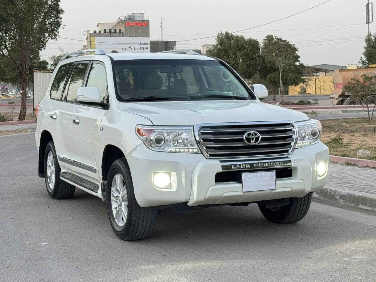 السلام عليكم للبيع لاندكروز 2012 VXR V8
محرك 8 سلندر السعر 268 وبيها مجال
***********
مواصفات السيارة معروفة 
بصمة تشغيل 
بصمة ابواب 
حساس خلفي 
كامرة دوارة 
ثلاجة 
نظام ABS 
تحكم استيرن  
اشارة بالمري 
فور ويل (4X4)
دبل دفلوك Diff lock
تبريد مركزي 
وبعد بيها هواي مواصفات ماذكرتهن 
رقم أربيل تحويل ثاني يوم 
بيها مكانات صبغ بدون حادث 
السيارة جاهزة مابيها مكان السيارة بغداد
