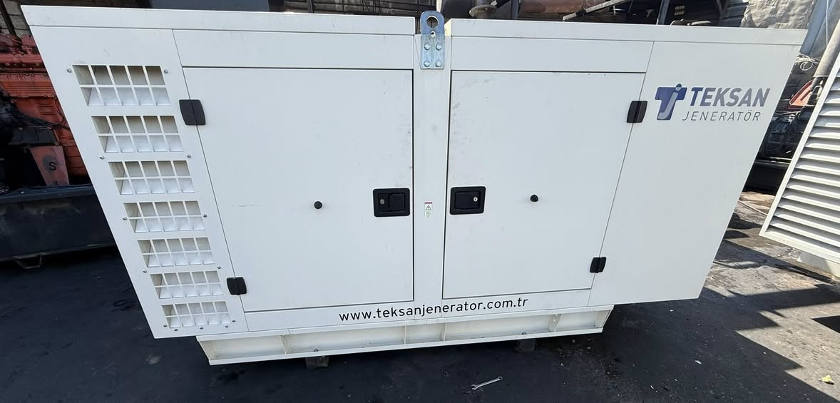 السلام عليكم
بيركنز 3 سلندر سوبر اوربي 
65kva 
كاتم تكسان 
موديل 2015
ساعات العمل 1000 ساعه فقط 
وضع بلاد شركة  
أربيل صناعه جنوبيه 
نظام اوتو حمايه فول اوتماتيك
وضع بلاد شركة  
🚚يوجد توصيل الى جميع المحافظات وبضمان🚚
🚚كياندن هةية بو هةموو شاركان بةكرينتى🚚
 للاستفسار:
 ابو علي 
***********
***********
***********
