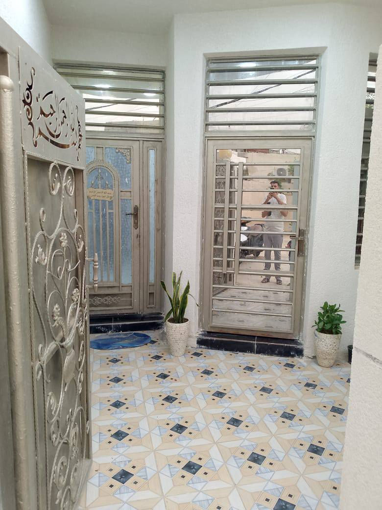 مشتمل 100م للبيع كوت حي الحكيم نزلة  علاء غريب يبعد عن الشارع 80م  
شارع ابو سحر الكهربائي  تفاصيل البيت  يحتوي على غرفه وصاله ومطبخ واستقبال السعر 45 وبي مجال 
***********
