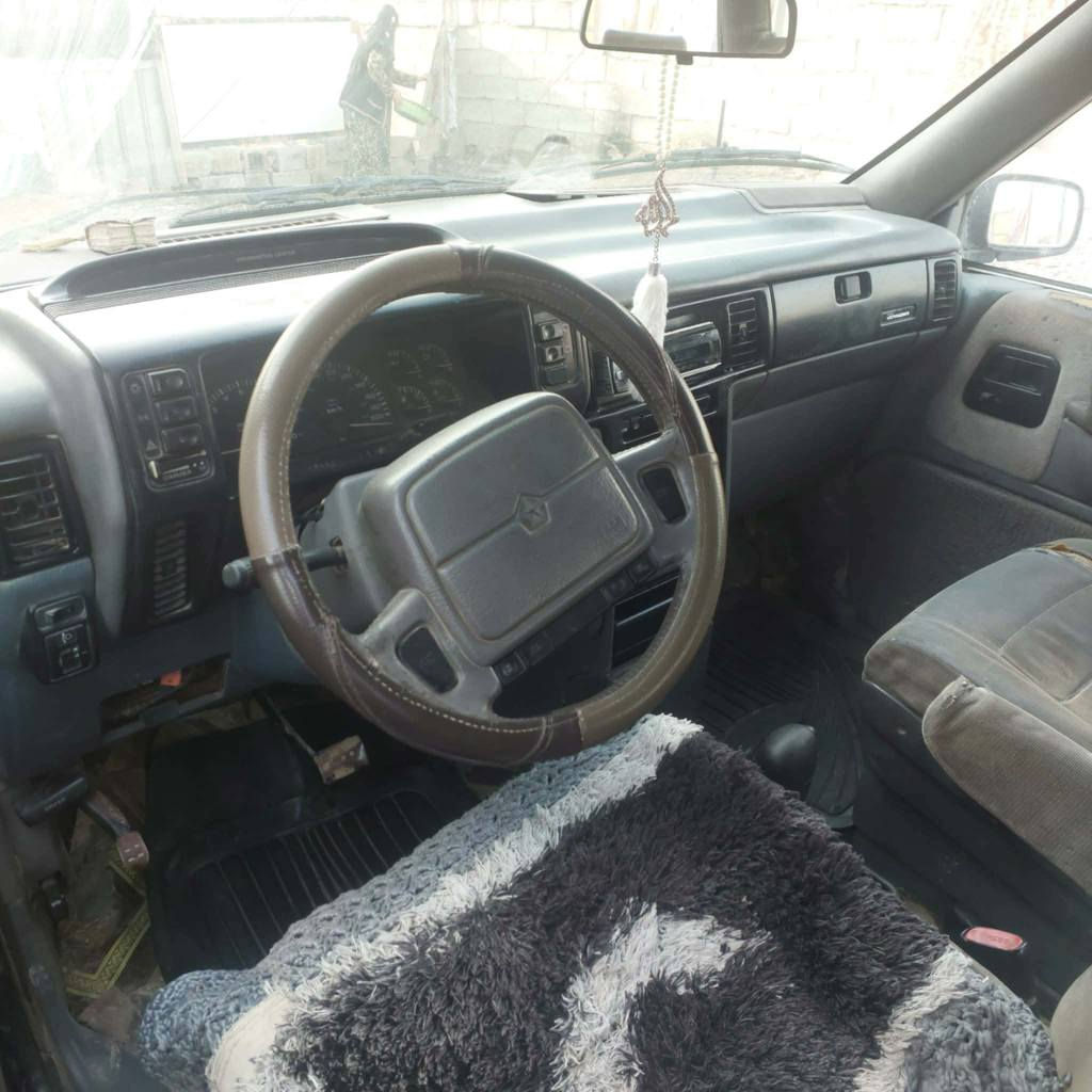 دوج كلايزر 1992 شاصي قصير 7 راكب 
‏شرط التحويل والوكالة سنوية نافذه 2023 
‏كير ومحرك كامري ابو الكف شديتهن جديد 
‏كهربائيات شغاله غرفتها نضيفة 
‏سارة حلوة وناعمه ترايك وين متريد 
‏السعر ((((( 30 )))))) وبيها مجال 
‏مراوس هم يرهم حسب القناعة 
‏مكان السيارة كركوك جرداغلي
‏اني مكلف بالنشر شراي اتصل 
‏*********** كركوك, العراق
