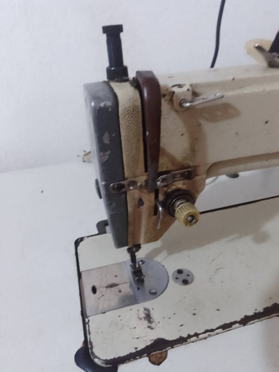 مكينة خياطة للبيع
مكينه صناعي سريعة بالعمل وخياطتها ممتازه 
 كلشي شغال بيها عدا هاي الذراع الي ترجع الخياط بس هاي ما تشتغل وهاي نضافتها بالصور كدامكم 

السعر 125 
للتواصل ***********
