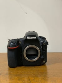 نيكون ٨١٠ • عدسة ٧٠-٢٠٠ • نجف