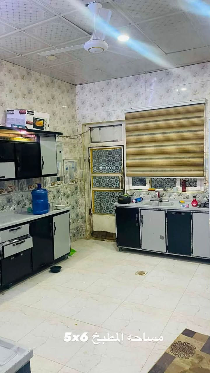 السلام عليكم بيت للبيع العنوان حي الجامعه نهاية شارع 20 او حولي حجي هندي قرب مولدة مهند البيت بناء جديد سنة 2022 كونكريت مسلح التفاصيل مذكوره داخل الصور مع ممر داير البيت بالاضافه الى الغرف عدد2 مساحة الغرفه الوحده 4x4 مع بيتونه على كبر الصالة تصير غرفه او مخزن 
السعر 85 مليون وبي مجال للتواصل ***********

