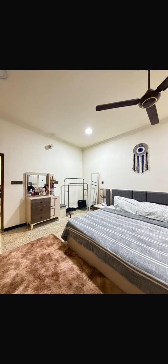 السلام عليكم 

🏡💫 بيتك الجاهز… براحة بال كاملة 💫🏡
شقق مفروشة حديثة للإيجار – للعوائل فقط

تبحث عن شقة نظيفة، مريحة، وموقعها ممتاز؟
تحب تسكن وأنت مطمئن أن كل الخدمات متوفرة بدون تعب؟
✨ هنا راح تلقى اللي تدور عليه ✨

📍 الموقع:
وسط بغداد – شارع فلسطين
مجاور تقاطع قرطبة
مقابل مستشفى الجملة العصبية
✔️ موقع حيوي وقريب من كل شيء

🛏 مواصفات تضمن الراحة:
• شقة أنيقة بمساحة 82 م²
• غرفة نوم سويت كبيرة
• غرفة استقبال مريحة
• مطبخ واسع
• حمام
• منورين لتهوية وإضاءة طبيعية

⚡ خدمات متكاملة بدون قلق:
✔️ كهرباء 24 ساعة
✔️ سبالت + إنفيرتر
✔️ إنترنت
✔️ كراج مجاني
✔️ بناية مجهزة بمنظومة طاقة شمسية

💰 الإيجار الشهري:
🔥 1,200,000 دينار فقط 🔥
✔️ شامل جميع الخدمات

📞 لا تضيع الفرصة – اتصل الآن:
📱 ***********

⏳ عدد الشقق محدود – الحجز للأسر الجادة فقط
