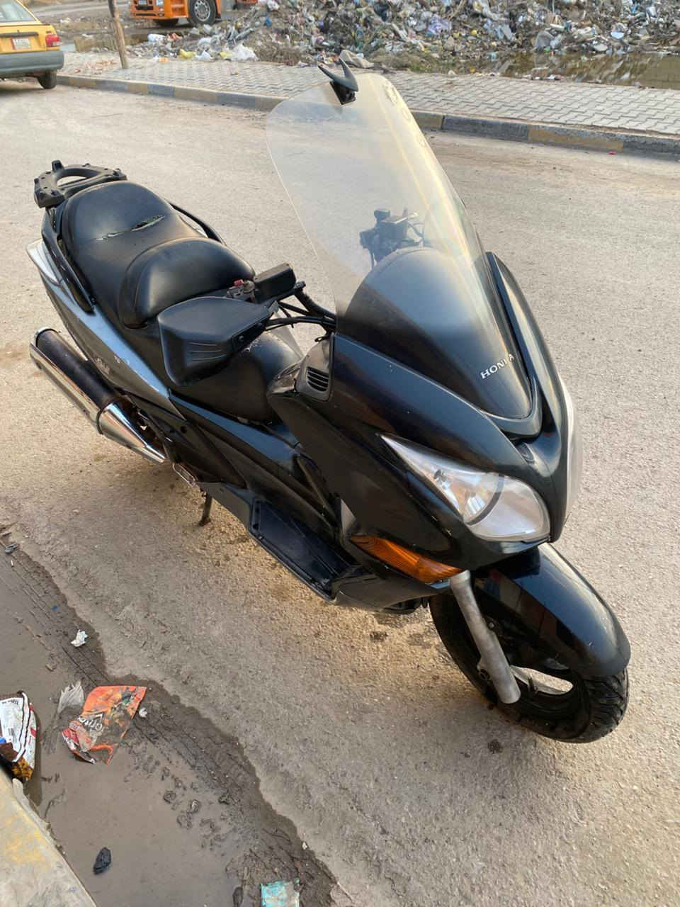 السلام عليكم للبيع او المراوسه باصغر  معه فرق
سلفر ونج جي تي 400cc
الدراجي كلشي بيها شغال  بدون اي نقص 
تركشن مود شغال 
تدفه يدات شغال 
لاتات زنون اصليه 
مكينه ناعمه مكفوله من التبخير ولتنقيص ولنضوح 
السعر ١٤٥٠ الف وبيها مجال بسيط 
المكان الشعب قرب سما بغداد ***********
