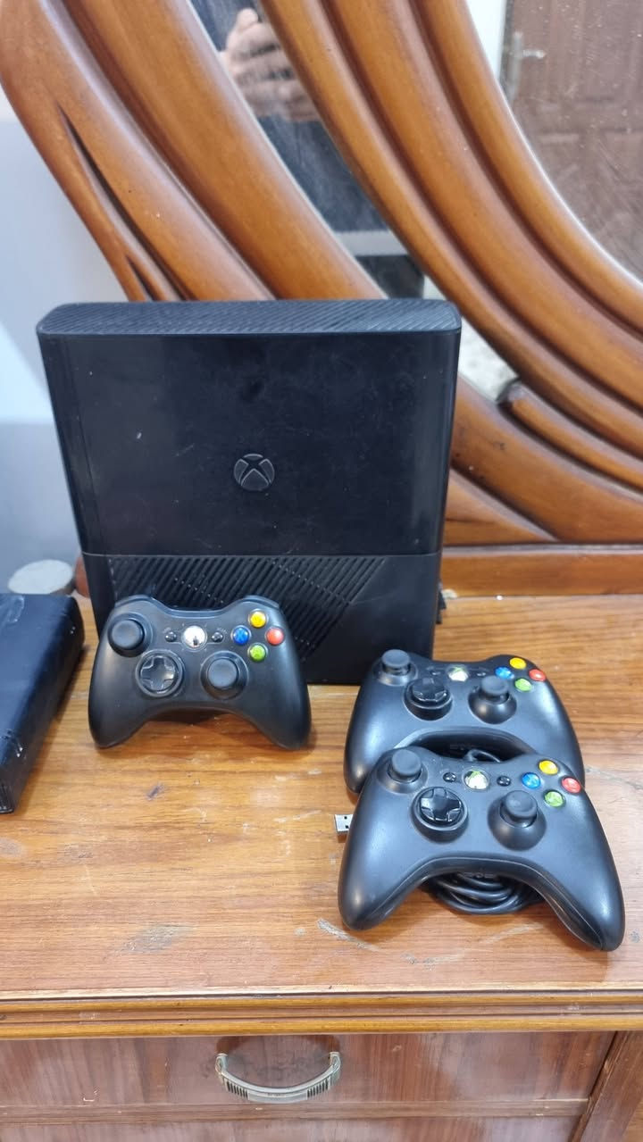 اكس بوكس 360 سلم نضيف جدا 
يحتوي على 240 لعبه وثلاث جويستكات اصليه
واحده شحن وثنين واير كامل بدون نقص 
السعر 125 عنوان بغداد الشعب للاتصال او واتساب *********** يوجد توصيل لكل محافظات
