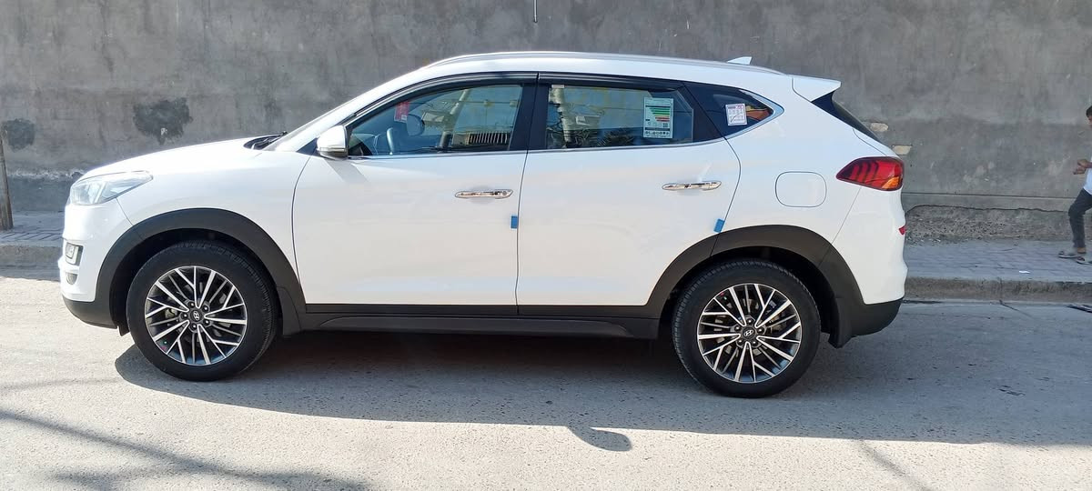 للبيع توسان موديل 19 خليجي شركه الكاصد يعني المواصفات الاصليه فول مواصفات عده بانوراما رقم بغداد الجديد و تحويل مباشر سيارة جديدة ومكفوله من الصبغ والبارد ماشيه 87 ألف العنوان بغداد والشراي يتصل ***********
