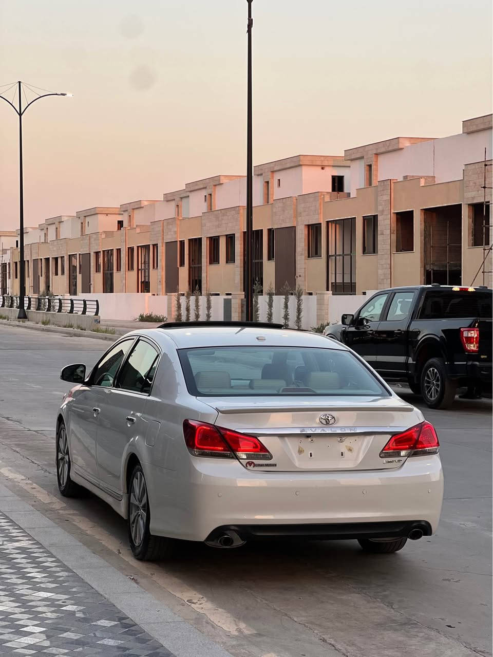 ‎ئەڤەلۆن 2012 خلیجی 
 ( بێ بۆیاخ )
‎لیمتید فوول مواسەفات
‎قەباغ ڕەش
‎گێڕ و مەکینەی نەکراوەتەوە
١٦٠ هەزار کیلۆمەتر ڕۆشتووە 
( یەک PDR بچوکی هەیە لەگەل یەک شوخت بچوک )
سەنەوی تا مانگی( ٥ / ٢٠٢٧) تازەیە
ڕۆن و فلتەر و پاتری و تەقە و ڕەقە و کارەبایەت و بەردی سالۆنسا بەشەرت 
بەس ماشەڵای ئەوێت وەک سفر وایە
تەحویل و وەکالەت بەشەرت 
 سعر : 218 وەرەقەو مەجالێکی برایانە 
شوێن سلێمانی 

*********** السليمانية, العراق
