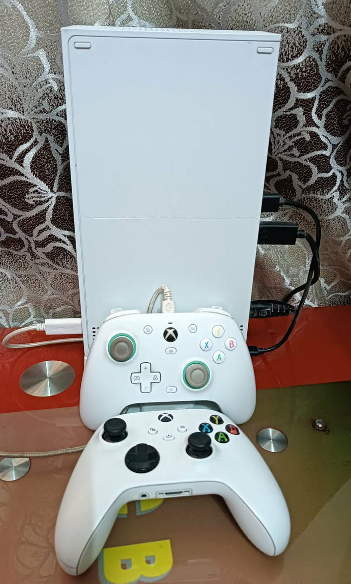 اكس بوكس سيريس اس نظيف جدا ما مفتوح مع كامل ملحقات مع الكارتونه الاصليه ويده اضافيه مع ستاند مروحه تبريد السعر 300 الف المكان كربلاء المقدسة مركز المدينة للتواصل ***********
