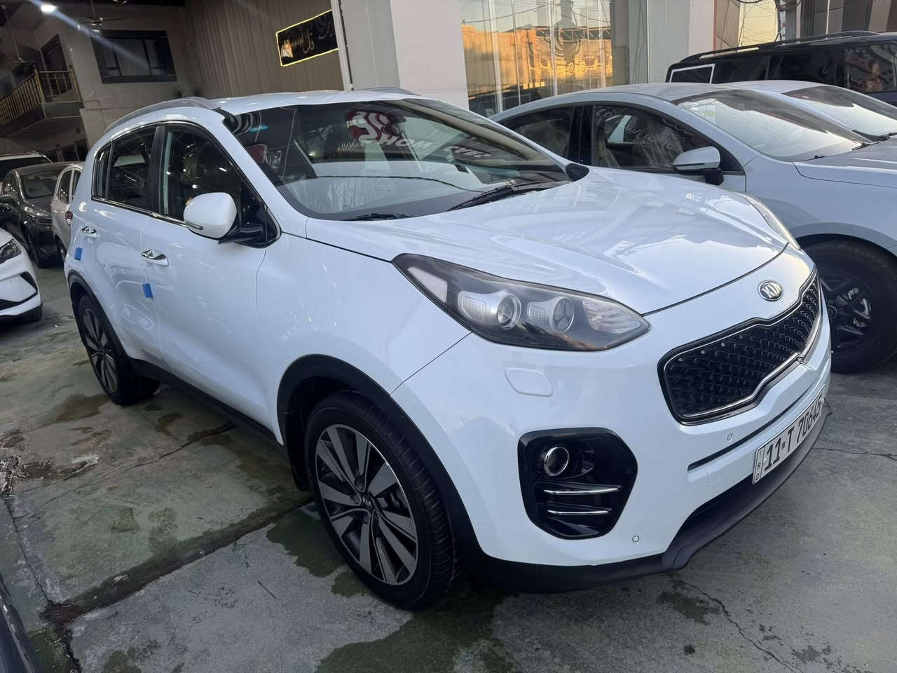 السلام عليكم
كيا سبورتج 2018 خليجي 
رقم بغداد الجديد باسمي  
محرك 2000 دوش المرغوب 
شاشة كبيرة
داخل حمصي 
مقاعد جلد بيجي
حساسات امامي خلفي 
كامره دواره  
صدر امامي خلفي جديد
تخم تاير نظيف
عليه ادامه كامله 
بولش وحمام كهربائيات السياره مناقصه اي شي 
السيارة بيها شبر بالجاملغ الخلفي بارد 
مكاني بغداد 
للاستفسار …
 ***********
