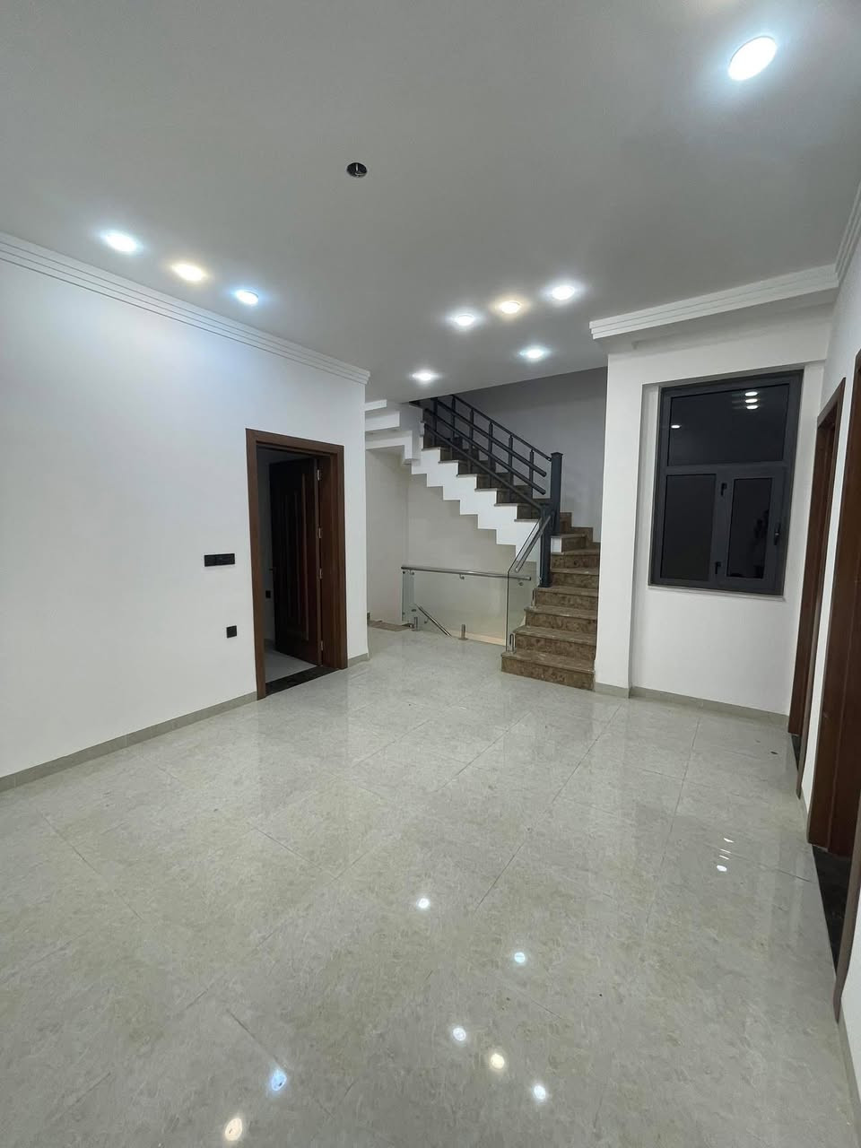 للبيع دار في السيدية🏠
دار درجه اوله مودرن ❇️
مربع كامل ساجد قرب الكويتي
شارع 15 متر✅

المساحة 150 متر الواجهة 7 ونص متر

 يتكون  العقار
مطبخ واستقبال + حولي
 4 نوم ماستر + 4 خدمات
        كراج حديقة
للاستفسار ***********
