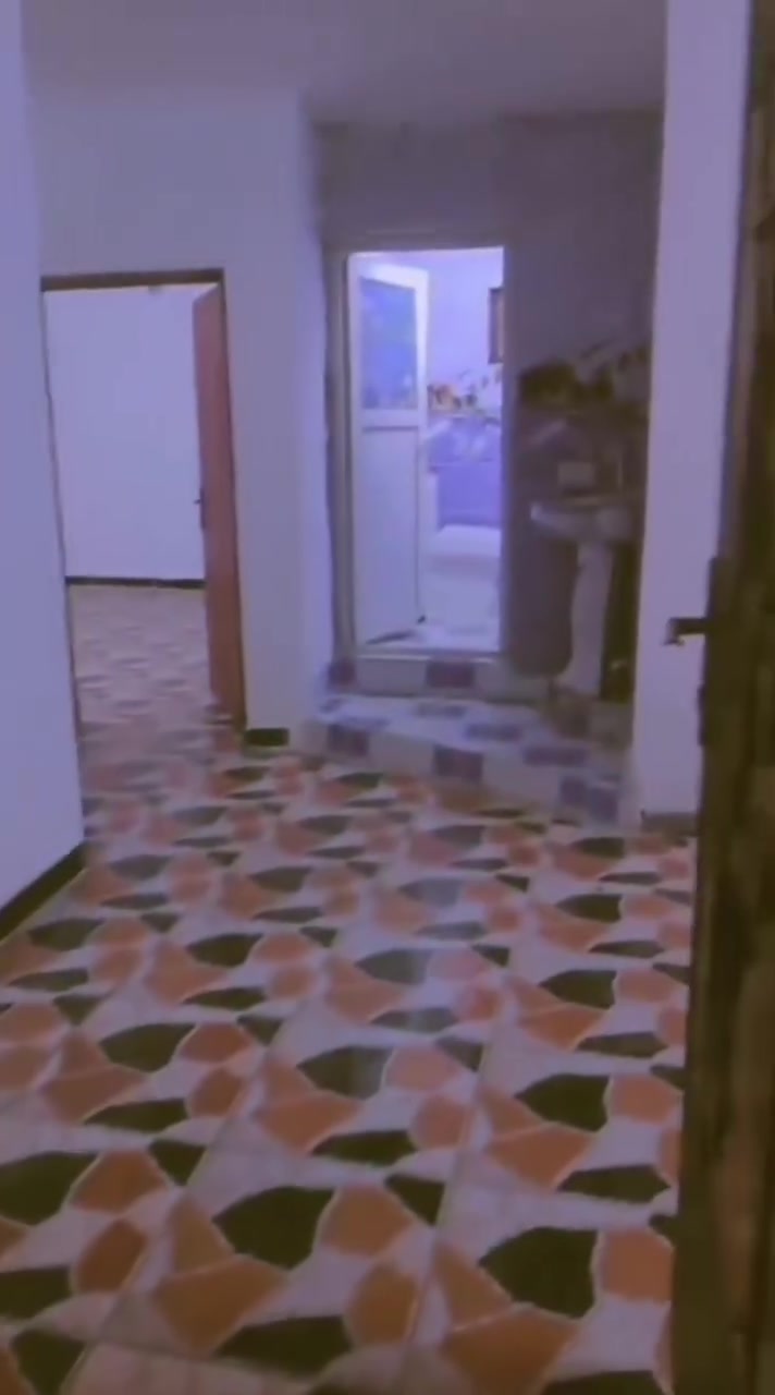 ---يالله سلام عليكم 
🏡 _شقة للايجار - طابق أول_

_تحتوي على:_
- صالة
- مطبخ
- حولي كبير
- خدمات
- غرفتين نوم 

_العنوان:_ الدورة، شارع الشرطة  
_الايجار:_ 550 ألف وبيه مجال  
_مكتب العامري - واتساب:_ ***********  علي 
---

