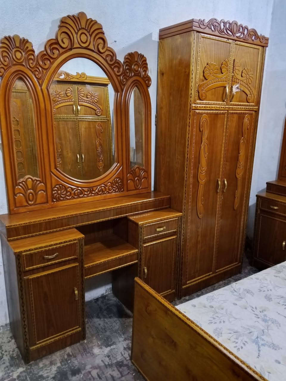 700غرفه ست ابواب اخت الجديده مال عرسان صاج داخل وخارج وزاويه كنتوريه  بغداد الحسينيه مال الراشديه وعندي توصيل ***********
