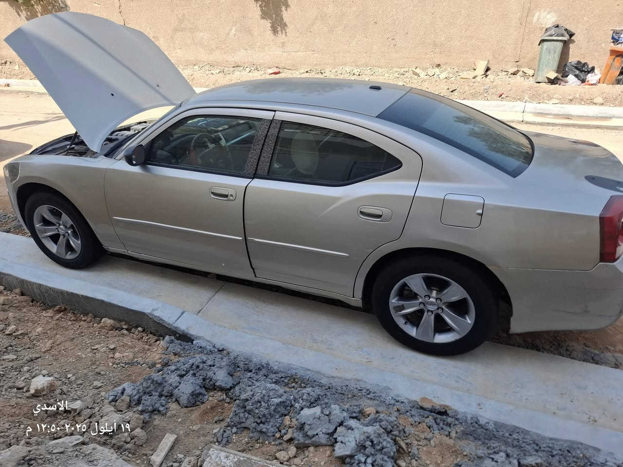 جارجر ٢٠٠٩ لون ذهبي بلادي رقم بغداد الجديد بأسمي بدون حادث صبغ حزام فقط للجمالية تبريد تدفئه كله شغال كشن السايق كهربائي داخله كله نظيف مكاني الحلة سعره ١٠٥$ بيه مجال للطيبين 
***********
