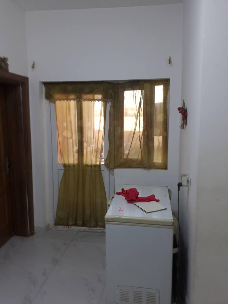 السلام عليكم 
بيت للبيع مجمع الزهراء السكني مساحة كبيرة ٣٥٥ ركن طابق واحد يحتوي غرفتين نوم واستقبال ومطبخ ومجاميع صحية موقع مميز مقابيل حديقة كافة الخدمات متوفرة 
تبليط مجاري كهرباء ذهبي مدرسة ابتدائية 
مطلوب مبادرة تقريبا ٩٠ 
قصد ٤٦٠
يرهم مراوس جزائر أو حي المعلمين 
تواصل ***********
أو ماسنجر
