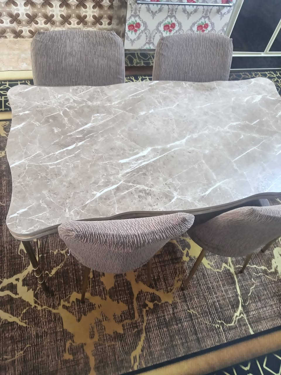 ألسلام عليكم 
متاح ميز طعام ويا اربع كراسي 
***********
