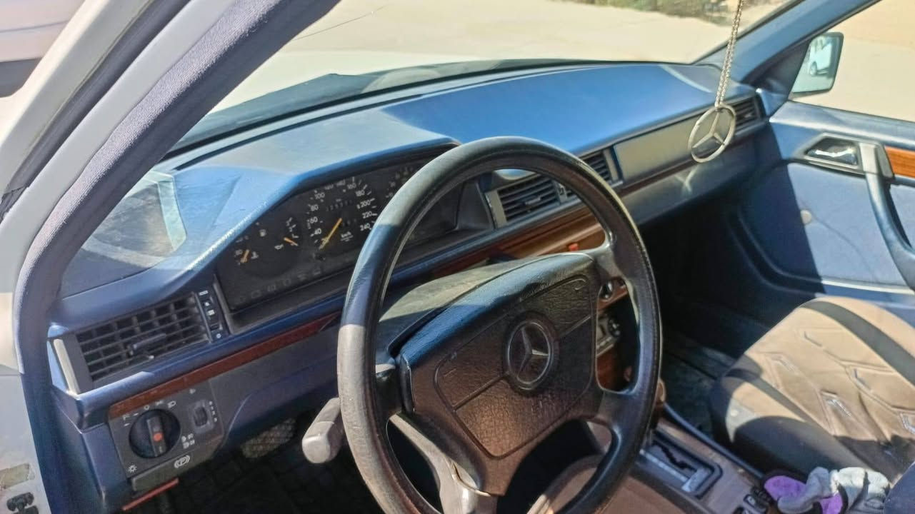 مارسدس للبيع موديل 1995 رقم نينوى الماني شرط التحويل  كابون بنزين محرك اربعه سلندر سي كير توماتيك تبريد ثلج 🥶🥶 داخل صاج غرفتها جديده السياره وضع شركه  صبغ ملاحظات قليله السعر 75$ وبيهااا مجال ***********♕♕♕***********
