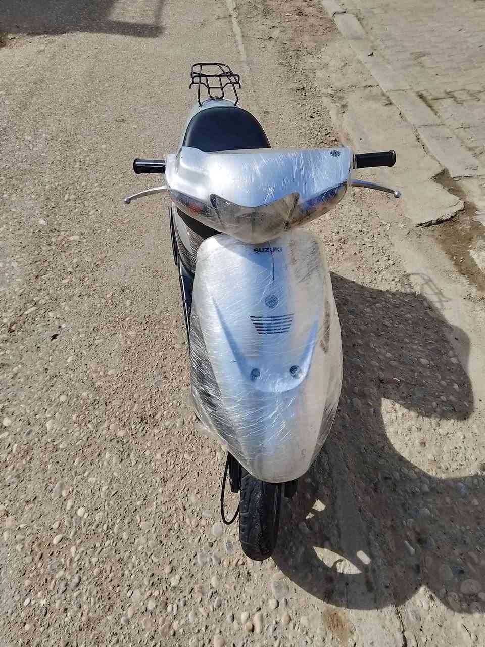 سلام عليكم دراجه ساسوكي البيع دراجه مامفتوحه،كلهة شغاله سلف هندر لايت كله شغال اوراق بسمي ناعمه دراجه مال جني سعر ب،300 وبيهة مجال شراي بخدمته،مكاني حي العسكري هاذ رقم ***********،شراي يخابر ويدلل
