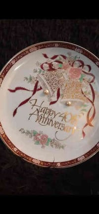 صحن ( ماعون ) قديم موثق بالاهداء ومرصع بالمينا وبعض الرسوم اليدوية مع ...