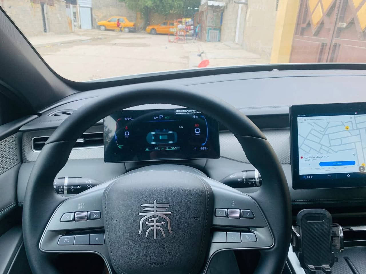 BYD King 2025 (DM-i) - أخت الزيرو للبيع
التفاصيل:

• الموديل: 2025.

• المسافة المقطوعة: 3,478 كم فقط (سيارة جديدة بكل معنى الكلمة).

• الحالة: نظافة 100%، بدون أي حادث أو صبغ، نايلون المصنع لا يزال موجوداً.

• الضمان: تحت ضمان الوكالة الرسمي.

🛑 بطارية ليثيوم فوسفات تدعم الشحن السريع

🛑 شاشة  إنش بنظام ملاحة وتحديثات OTA

🛑 نظام صوتي بـ6 مكبرات صوت + ميزة الكاريوكي

🛑  حساسات وكاميرا خلفية – مثبت سرعة – مقاعد جلد 

🛑  تصميم خارجي عصري بمصابيح LED ومقصورة عازلة للصوت

 

المواصفات 

حساس خلفي 

كامراة خلفية دوارة 

اوتو هولد

تشغيل السياره بصمه مع دخول ذكي

مقاعد جلد 

لايت زينون 

لد نهاري LED

بك لايتLED

3انضمة للقيادة 

مانع تزحلق

مثبت سرعه 

تشغيل عن بعد 

شاشة ذكية تدعم جميع البرامج

 سعة الخزان 65 لتر  اتمشيك 2100 

مكان بغداد الكاظمية ***********
