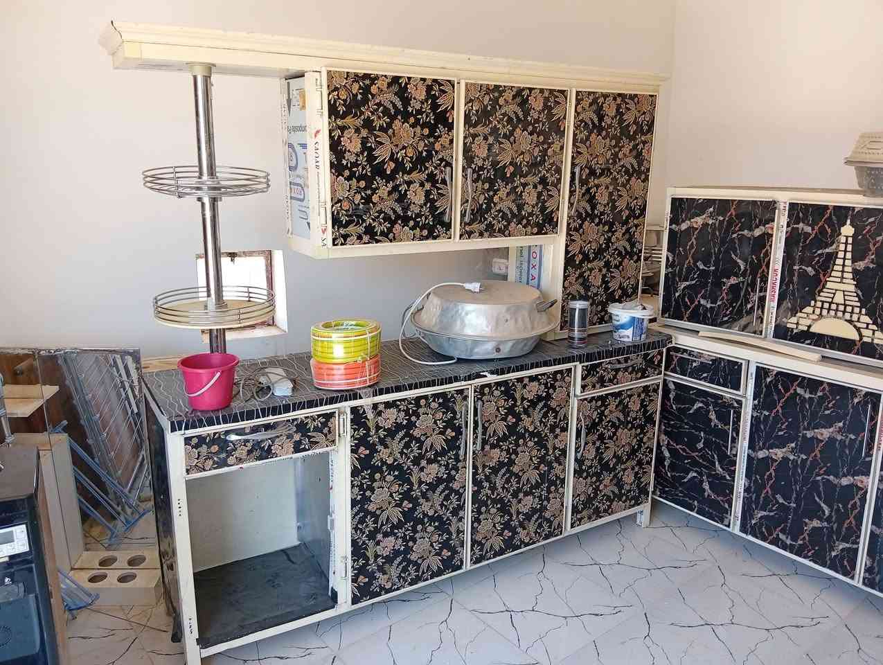 السلام عليكم كاونتر مطبخ مابيه سنك حطاطه سعر 400 مبردات 2ونص شقاله ونضيفه سعر الواحد 100 كناتير خشب حطاطه شقل الموصل سعر الواحد 125 مكان بروانه ***********
