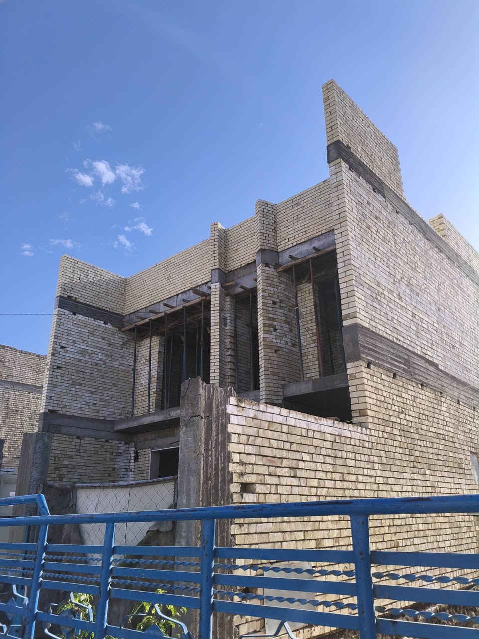 السلام عليكم خلفه بناء طابوك بلوك فرمستون متفرغ حالين شغل درجة وله مكان كربلاء الاتصال ***********
