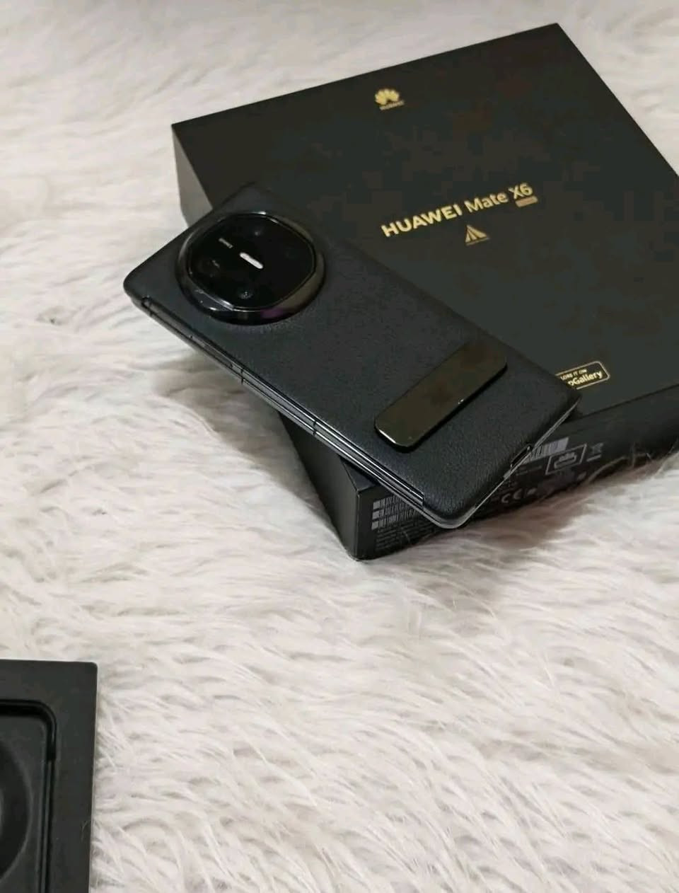 سلام عليكم اخوان جهاز هواوي HUAWEI Mate X6 احدث جهاز فولد عند هواوي بلمواصفات والمكانيات العملاقه نسخه عالميه 512_16 نضافه الجهاز 100_100  كامل ملحقاته كفر ولاسق للشاشتين وكارتون عدا الشاحنه جهاز مكفول من الخلل او الضرر عدا (نقطه سواد بطرف شاشه لا مابين ولا ماثر )اخواني تحب تعرف مواصفات جهاز موجود ع اليوتيوب ناشر حسين الجزائري علما سعر الجديد العام (مليونين و٤٩٠ الف ) للبيع بسعر ٧٧٥ الف فقط او المراوس مكاني بغداد مدينه الصدر توصيل ماعندي للاستفسار اخاص او وات ساب ***********
