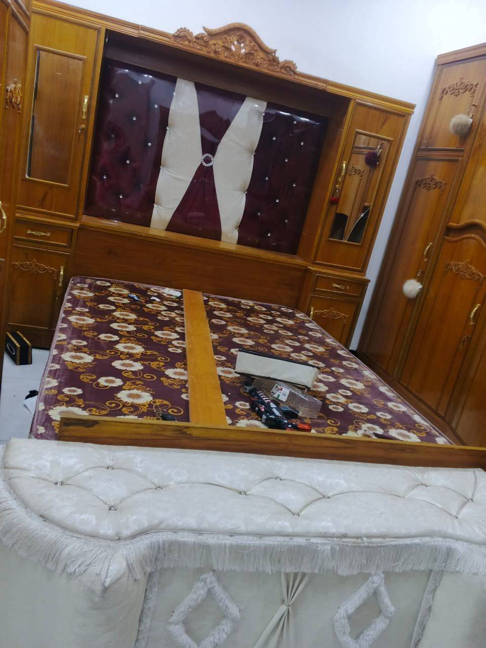 يوجد غرفة نوم للبيع الاستفسار اتصال عل رقم ***********
