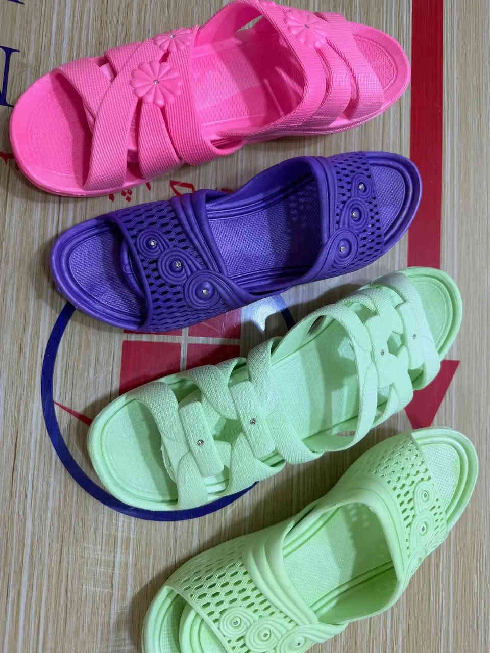 سلام عليكم
تكرمون نعال لاستيك نسائي قياسات كامله
سعر الدرزن ١٥ الفتواصل واتساب ***********
