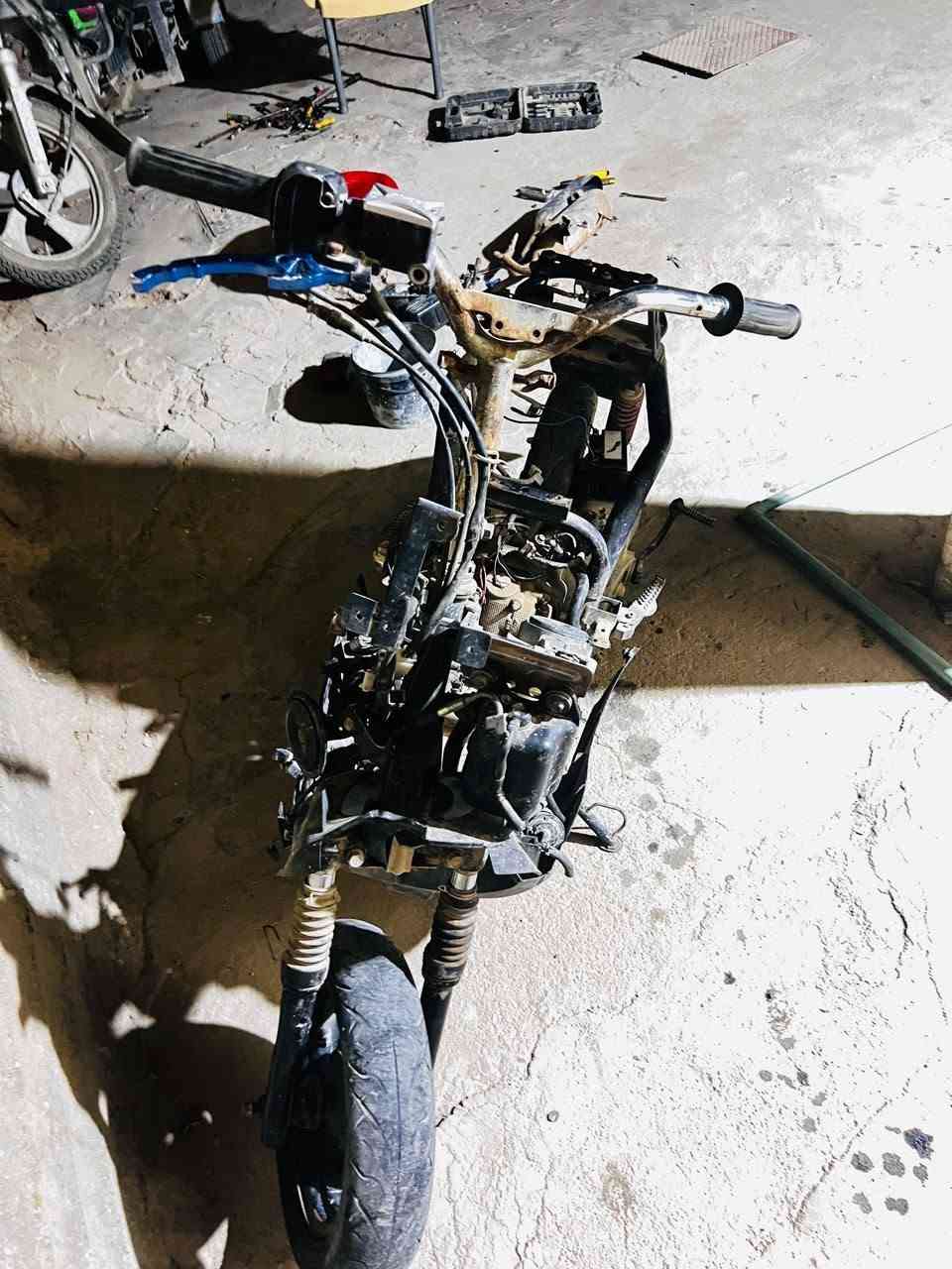 دراجه للبيع ابيع كوم حديد بوليس نوزل دراجه كاطعه نار عايزها بس ماكنيت وكفراتها كامله والدواخل كريمي موجودة  مكان كربلاء طوريج *********** السعر 250 وبيه مجال للشراي
